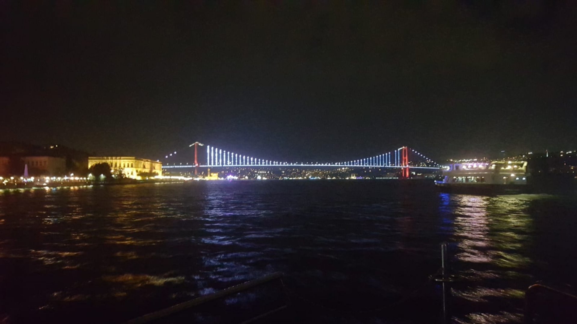 سفينة مسائية في إسطنبول مع عشاء مفتوح و كحول
