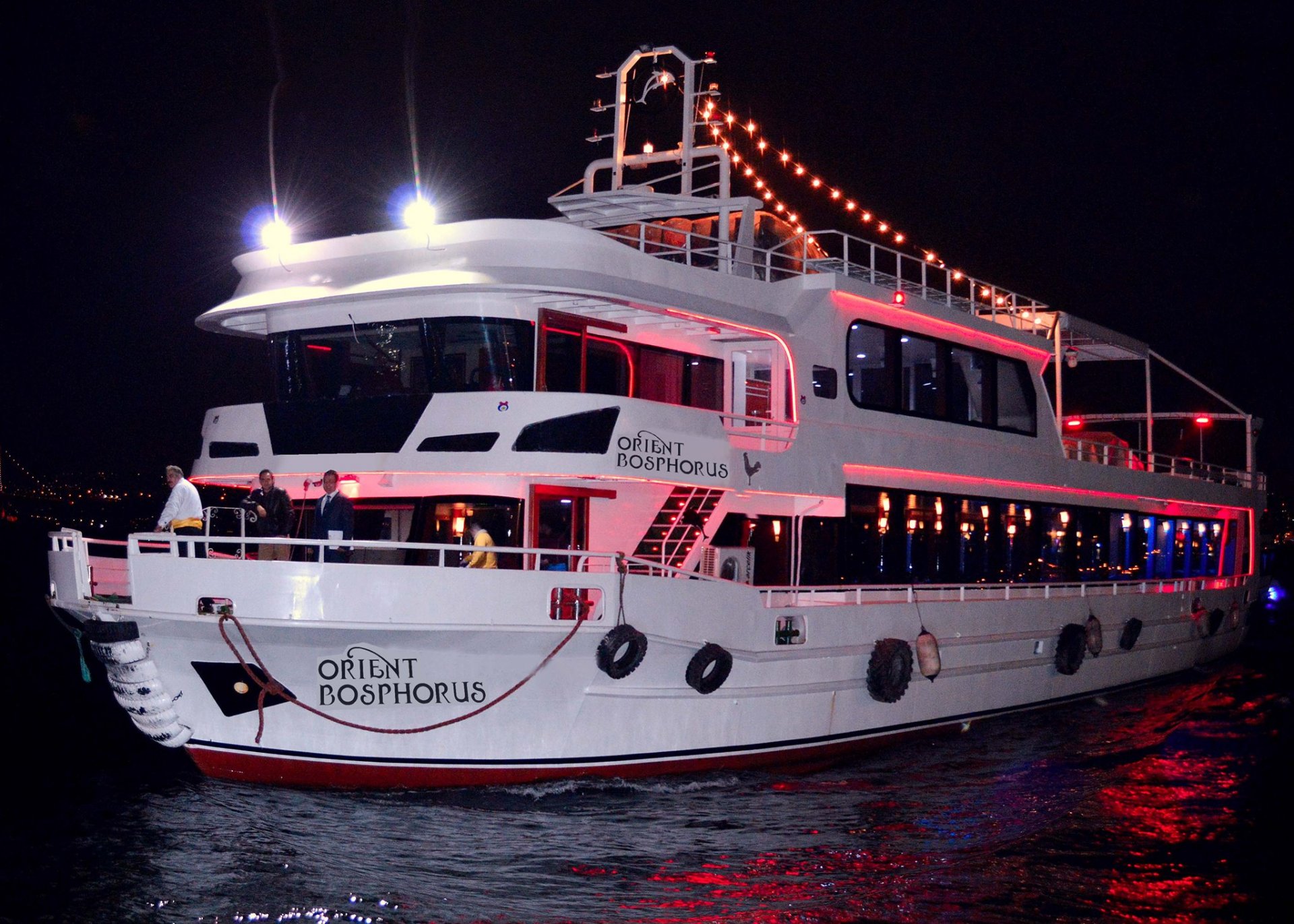 سفينة مسائية في اسطنبول مع عشاء مفتوح بدون كحول